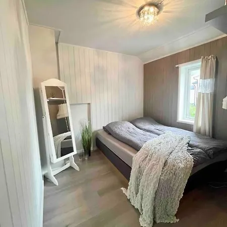 Moderne Hus Med Jacuzzi 트롬쇠